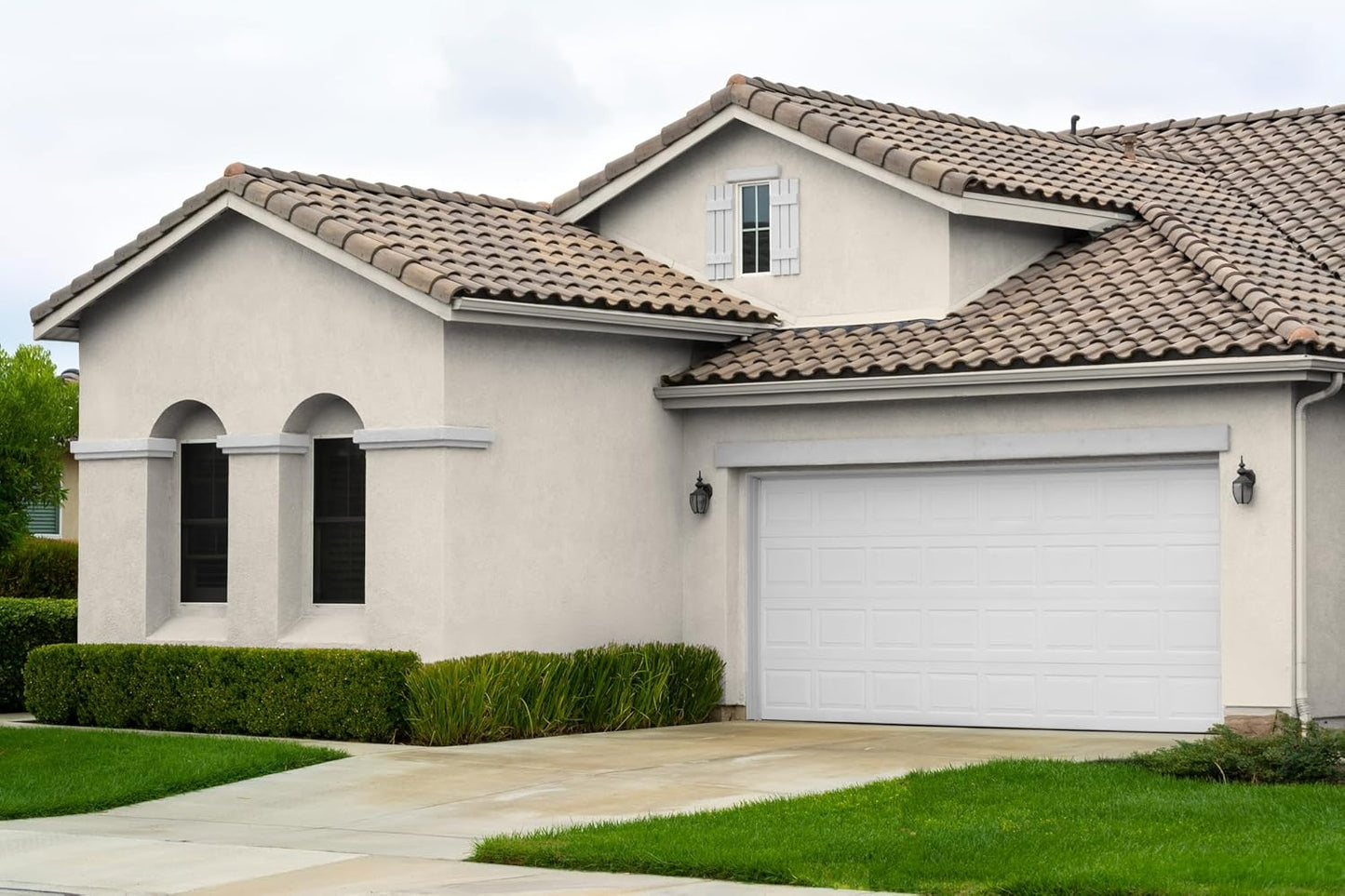 EVOLVE Paint & Primer: Environment-friendly, Low Sheen with One-coat Coverage for Interior & Exterior surfaces (Coconut Cream, 5-Gallon)