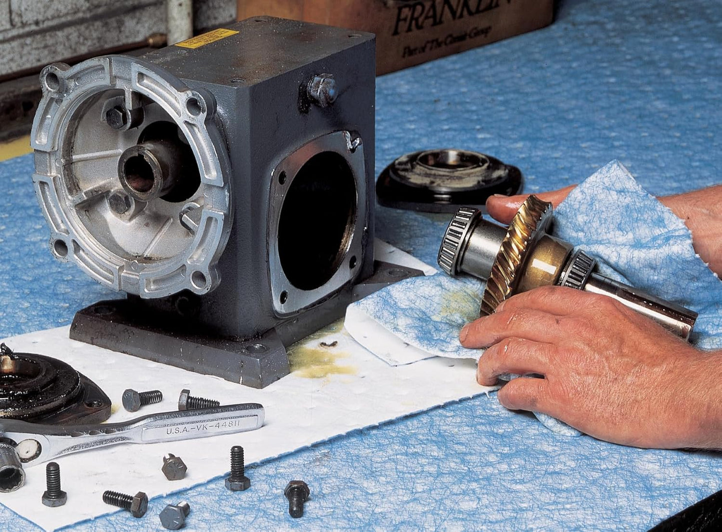 Brady SPC BPO100 15" x 17" Heavy Weight Economical Oil Only Absorbent Pads - 100 ct