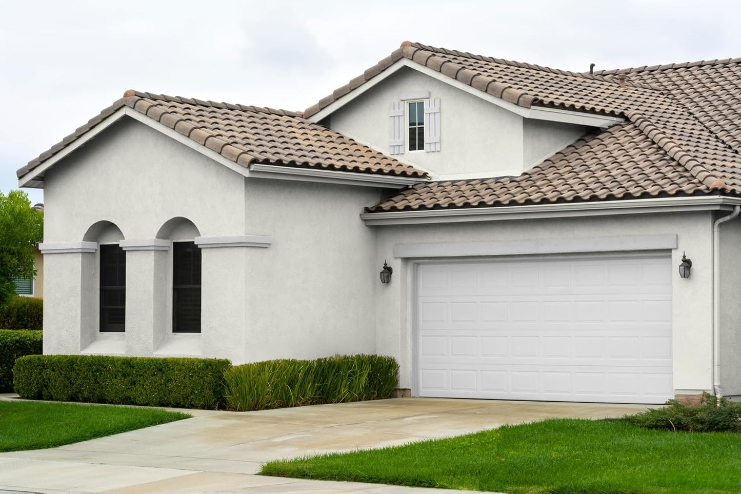 EVOLVE Paint & Primer: Environment-friendly, Low Sheen with One-coat Coverage for Interior & Exterior surfaces (Clover White, 5-Gallon)