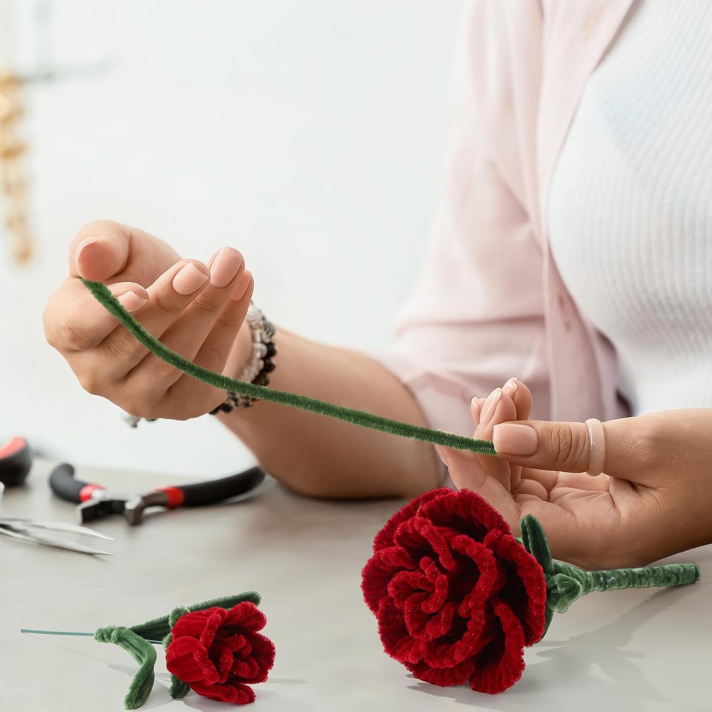 700 Pcs Halloween Fall Pipe Cleaners Craft Bulk Pastel Chenille Stems Flower DIY Gradient Colored Fluffy for School Classroom Thanksgiving Christmas Party Supplies(Red,Green)