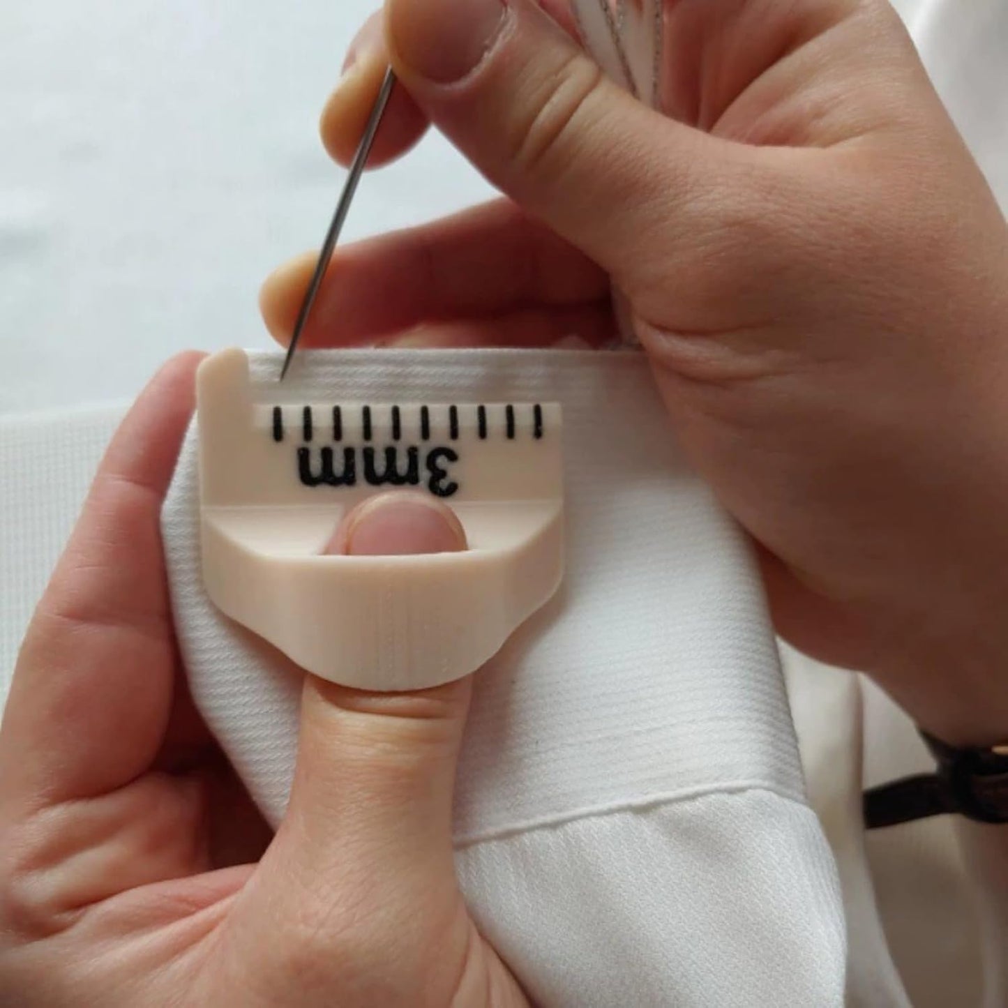 Sewing Finger Ruler for Even Stitches, Magnetic Seam Guide Sewing Kit Supplies Non-Slip Template Mini Measuring Gauge 4mm 3mm 2mm, Quilting Templates Precision Sewing DIY Handmade Sewing Tool (White)