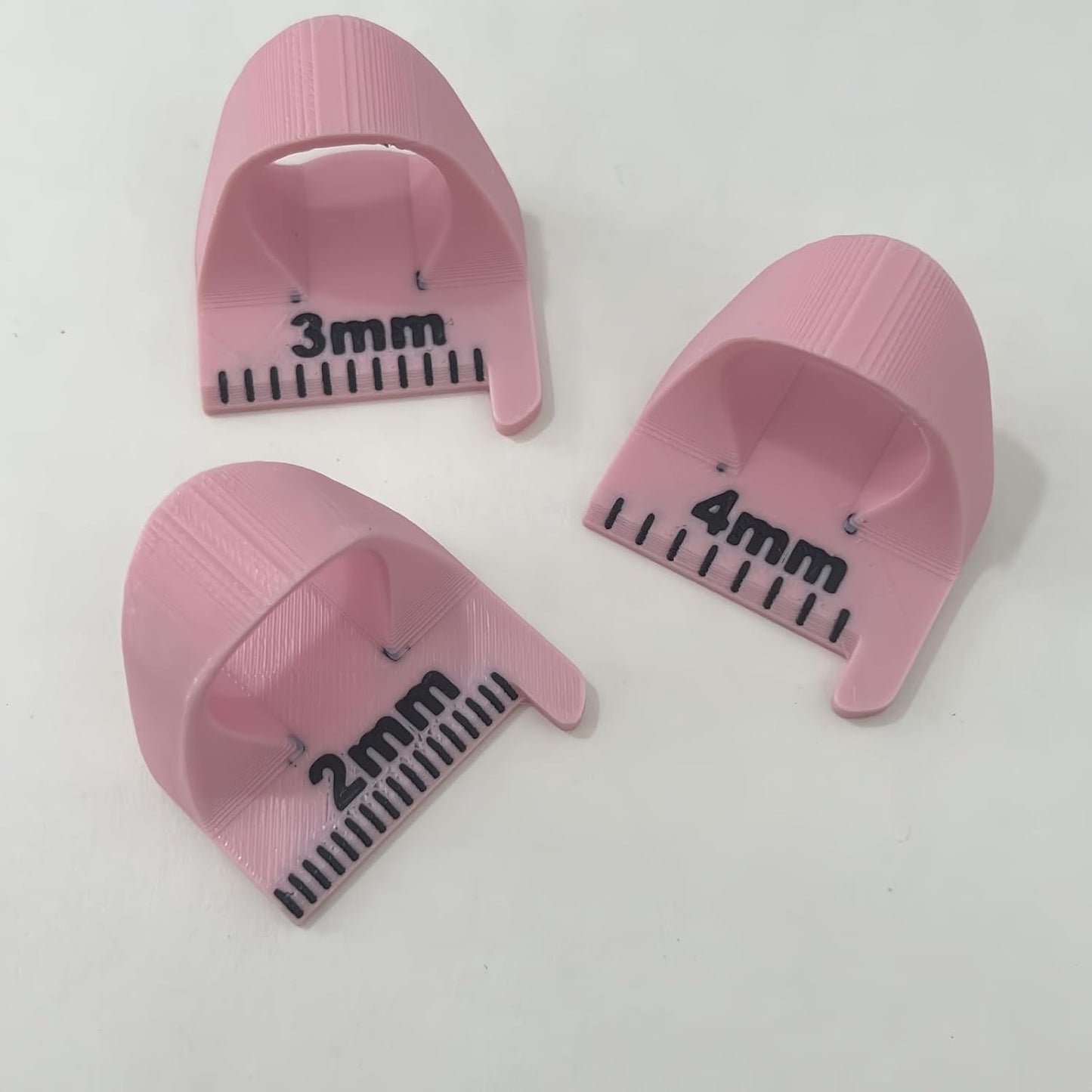 Sewing Finger Ruler for Even Stitches, Magnetic Seam Guide Sewing Kit Supplies Non-Slip Template Mini Measuring Gauge 4mm 3mm 2mm, Quilting Templates Precision Sewing DIY Handmade Sewing Tool (Pink)