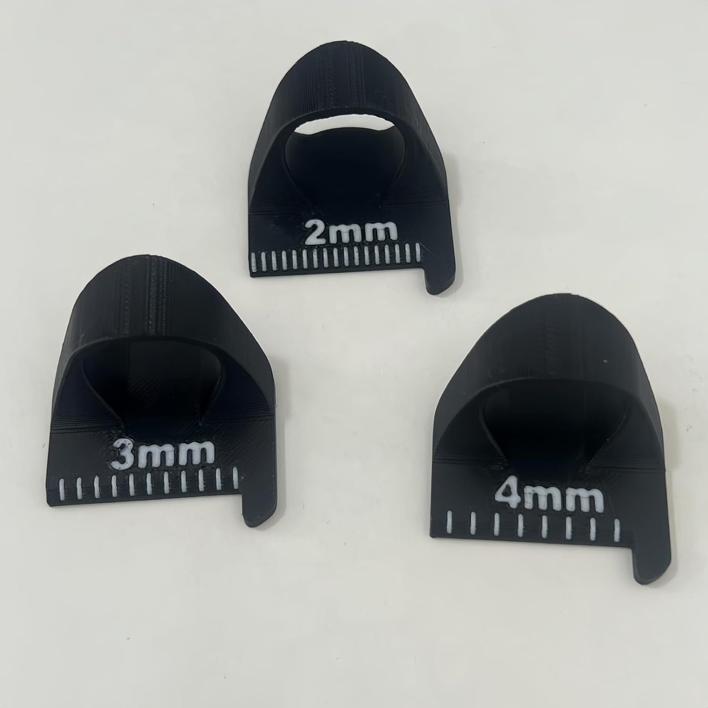 Sewing Finger Ruler for Even Stitches, Magnetic Seam Guide Sewing Kit Supplies Non-Slip Template Mini Measuring Gauge 4mm 3mm 2mm, Quilting Templates Precision Sewing DIY Handmade Sewing Tool (Black)