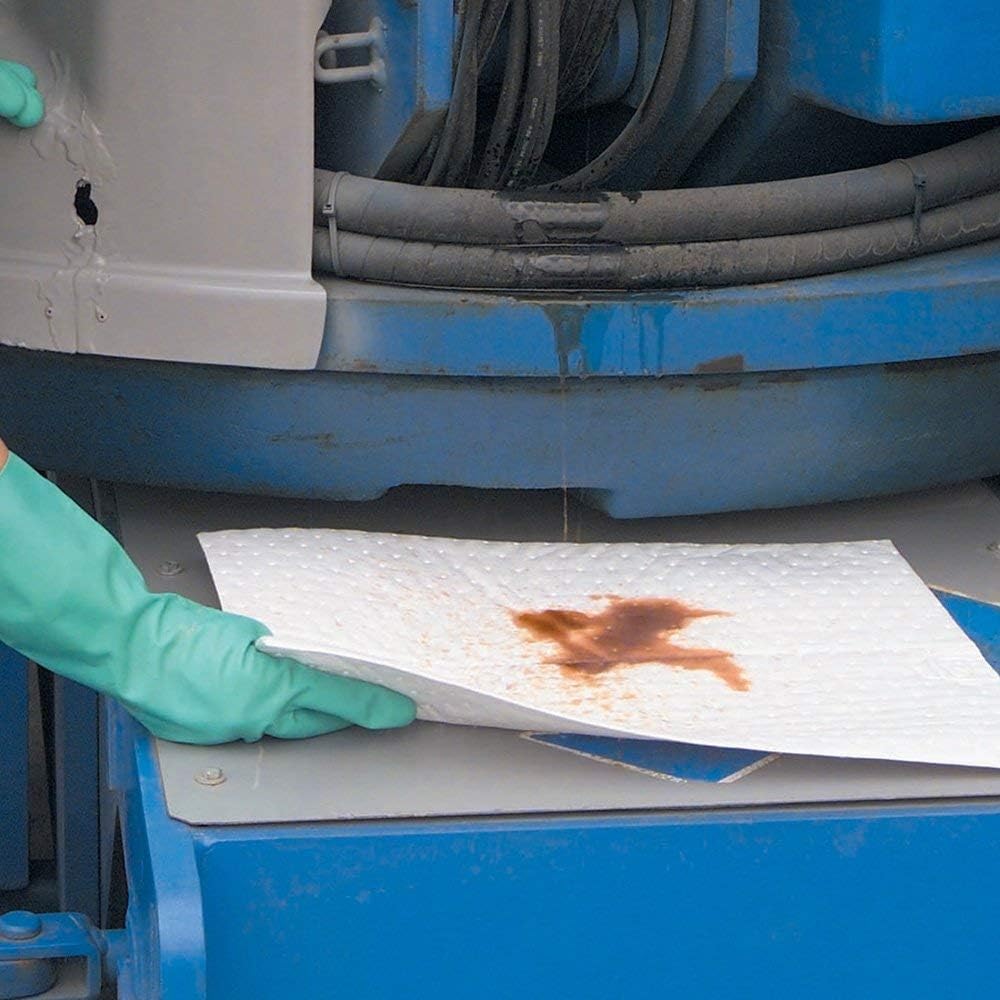 Autocare Heavyweight Oil Absorbing Pads | White Absorbing Heavy Weight Oil-Only Absorbent Mat Pad | 15" x 20" | 50 Oil Absorbent Pads |