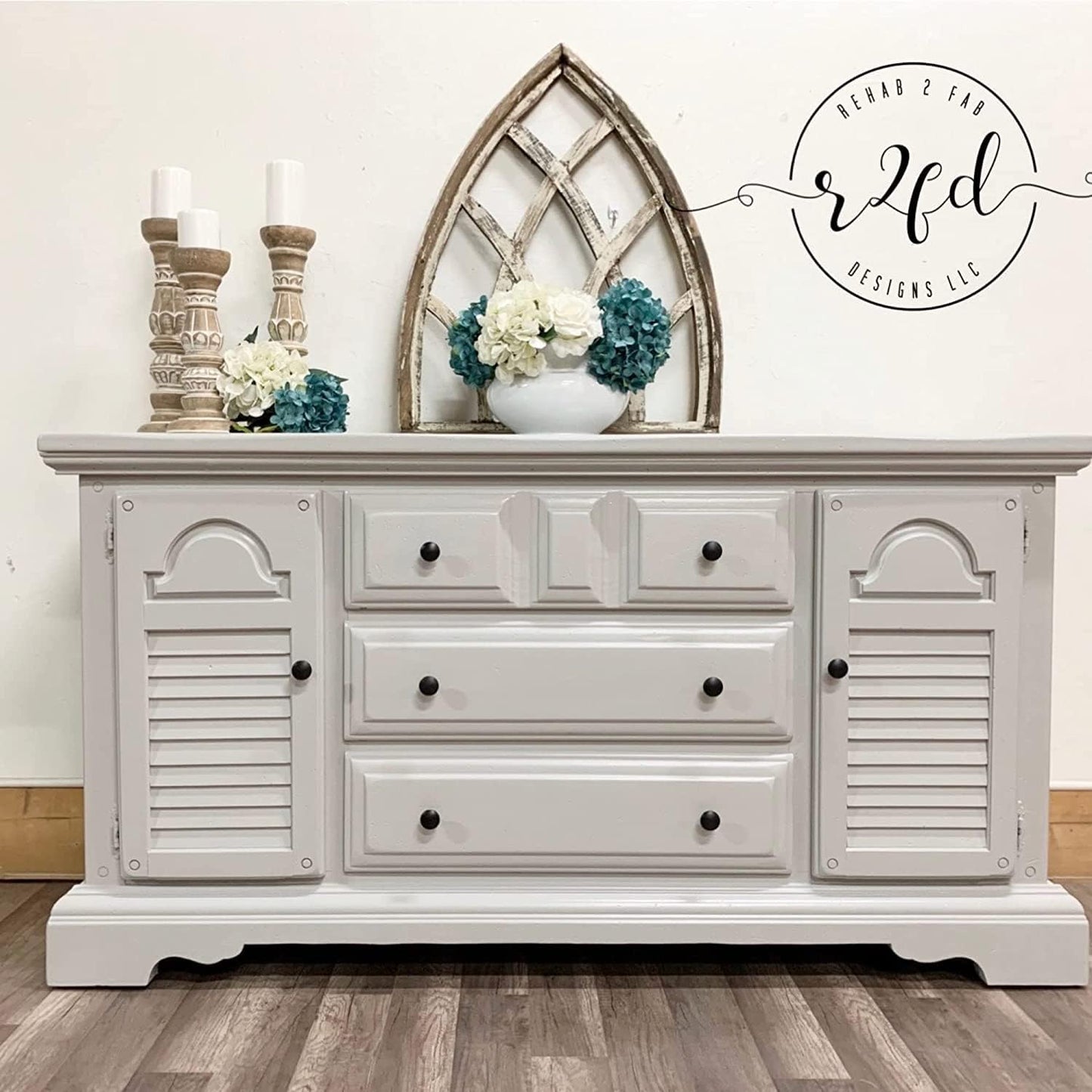 Dixie Belle Paint Company Chalk Finish Furniture Paint - Driftwood (1 Gallon - 128oz) - Matte Light Grey Chic Chalk Mineral DIY Furniture Paint