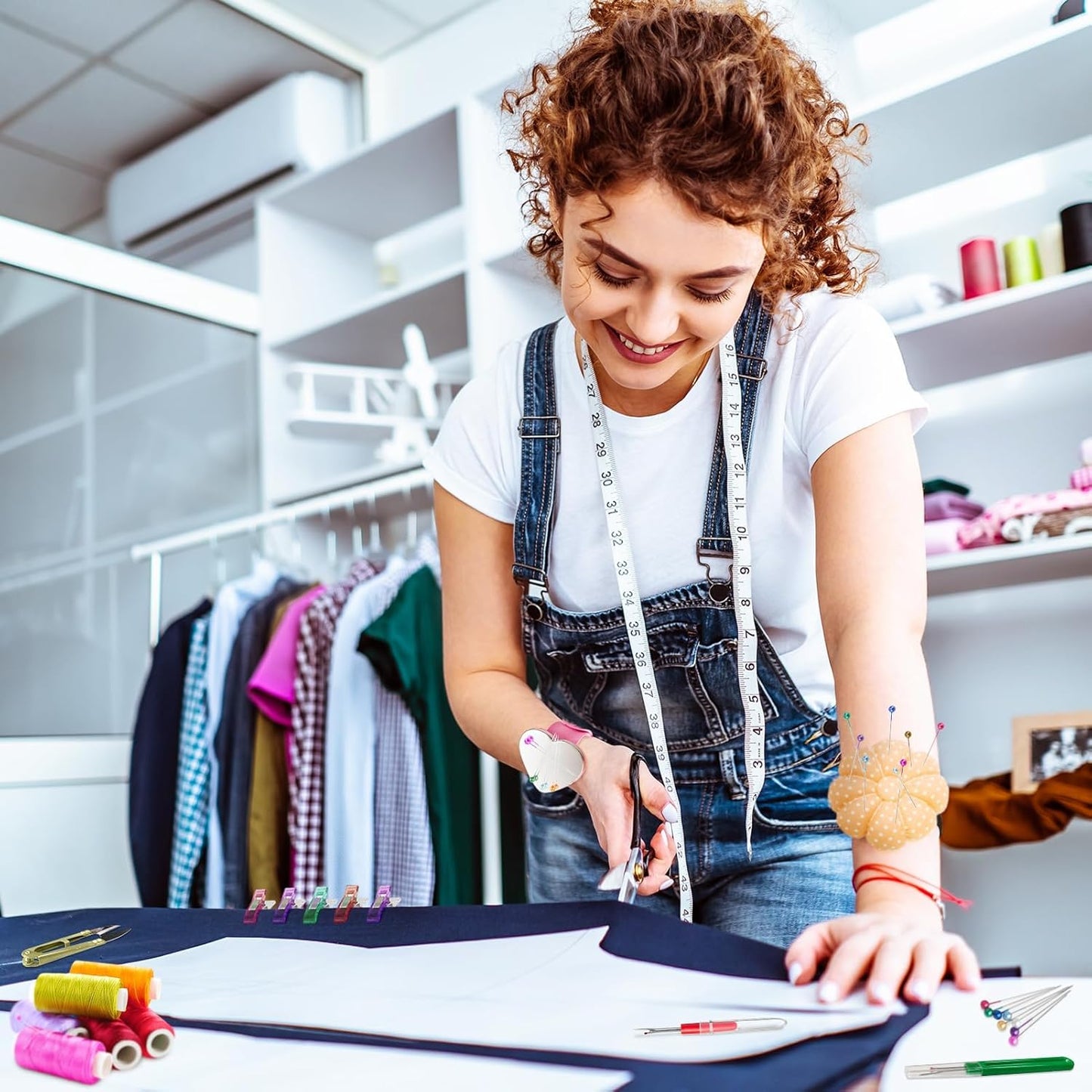 ICNOW Sewing Kit - 216 Pcs, 2 Magnetic Wrist Pincushions, 200 Straight Pins, 10 Clips, 2 Seam Rippers, 1 Scissor