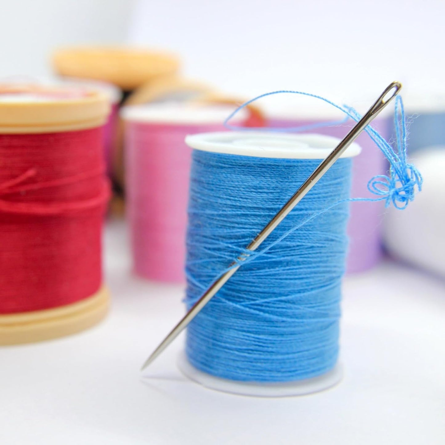 10 Colors Serger Sewing Thread and Small Scissors - 10 Cones Threads of 500 Yards Each Spool | Sewing Clips Quilting Materials Heavy-Duty Sewing Machine Threads and Small Scissors | Lace,Ribbon Yarn