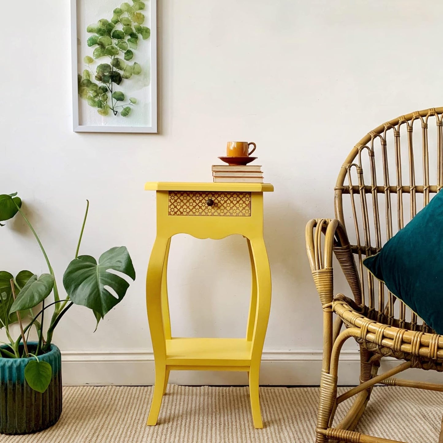 Dixie Belle Paint Company Chalk Finish Furniture Paint - Daisy (8oz) - Matte Vibrant Yellow Chic Chalk Mineral DIY Furniture Paint