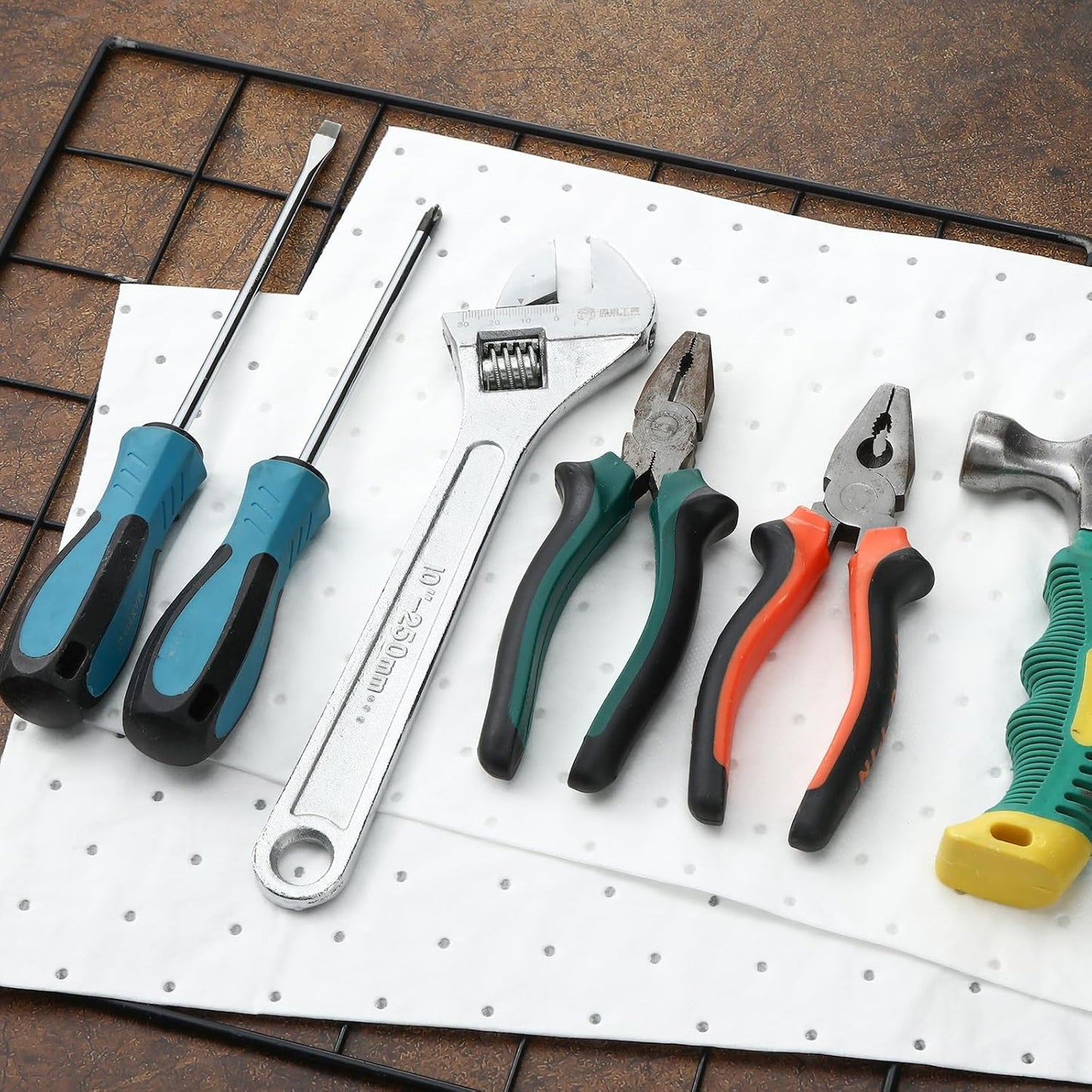 Hoolerry Oil Absorbent Pads Weight Dimpled Pad Garage Accessories Water Absorbent Mat Oil Spill Mat for Absorbing Protecting Home Garage Basement(13.5 x 17.5 Inch,White,100 Pcs)