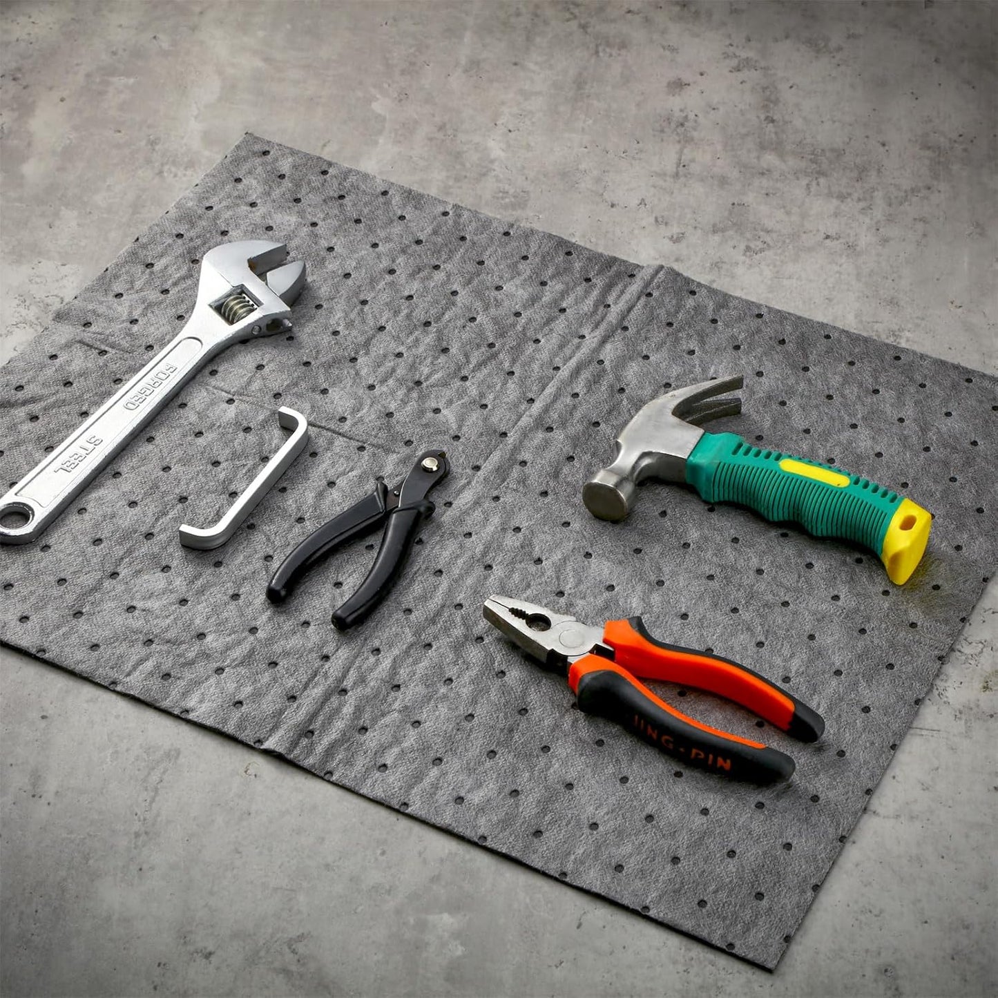 Hoolerry 200 Pcs Oil Absorbent Pads Weight Dimpled Pad Garage Accessories Water Absorbent Mat Oil Spill Mat for Absorbing Protecting Home Garage Basement (9.8 x 13 Inch,Gray)