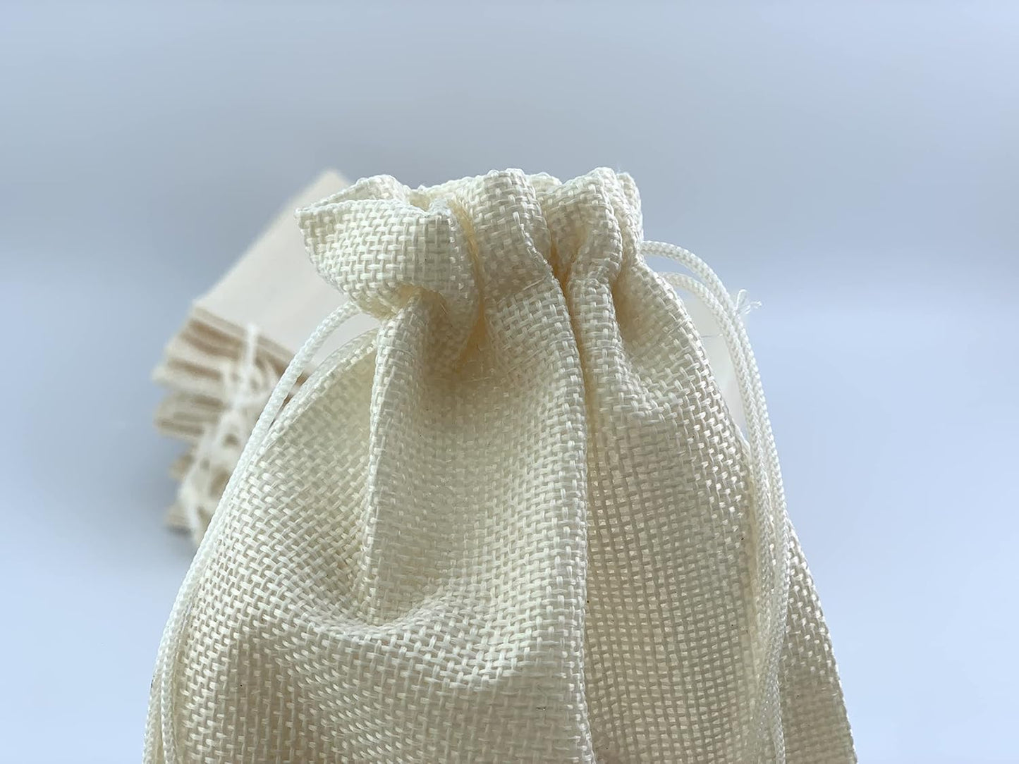 Palmhomee Pack of 25 Burlap Gift Bags with Drawstring Linen Jewelry Pouches Wedding Hessian Jute Bags for Birthday and Treat Pouches Party Wedding Favors Gift (7x9 Inch, Cream)