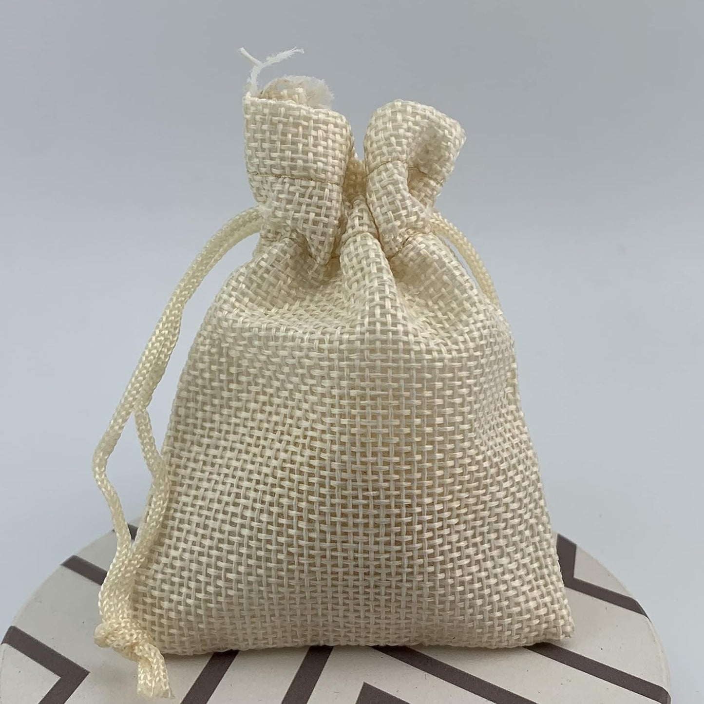 Palmhomee Pack of 25 Burlap Gift Bags with Drawstring Linen Jewelry Pouches Wedding Hessian Jute Bags for Birthday and Treat Pouches Party Wedding Favors Gift (2.8x3.6 Inch, Cream)