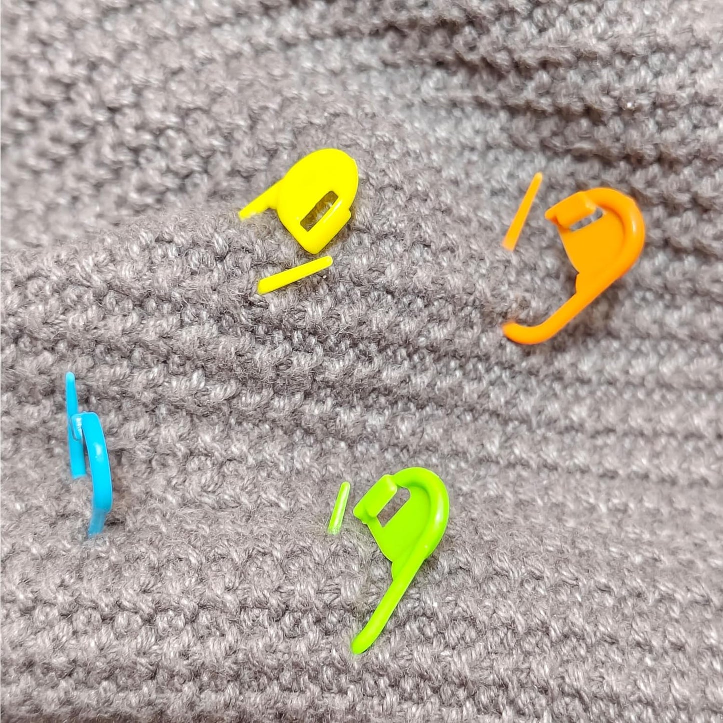 60Pcs Colorful Knitting Markers Crochet Clips Crochet Pins Bulk Stitch Markers Locking Stitch Knitting Place Markers DIY Craft Plastic Safety Pins Weave Stitch Needle Clip Counter（7 Colors (60 Pcs)